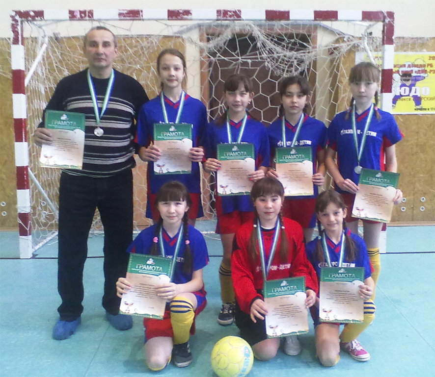 Юные футболистки, представляющие Дюртюлинское ЛПУМГ, завевали второе место в республике