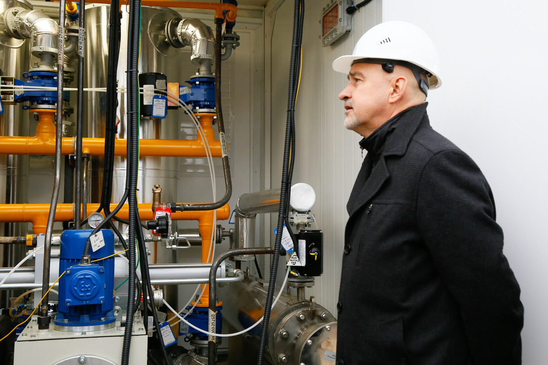 Начальник Управления ПАО «Газпром» Юрий Хмелевской проводит проверку оборудования