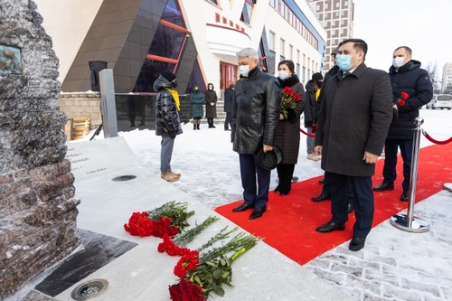 Генеральный директор ООО «Газпром трансгаз Уфа» Шамиль Шарипов возложил цветы к памятнику жертвам Холокоста и воинам, погибшим в годы Великой Отечественной войны