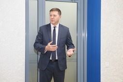Заместитель генерального директора по управлению персоналом ООО «Газпром трансгаз Уфа» Дмитрий Пономарев приветствует студентов