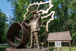 Памятник "Газовикам Башкортостана" в прилегающей парковой зоне